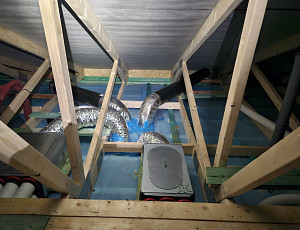 Zateplení stropu dřevostavby bungalovu pomocí foukané izolace